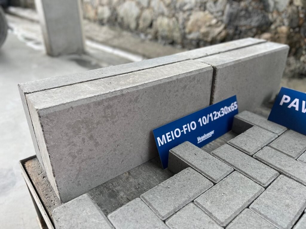 Meio-fio é um artefato de concreto fundamental